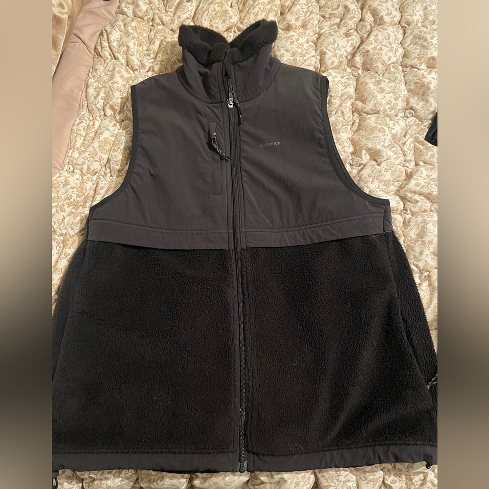 Lululemon cinch-hem fleece vest
Color black/ super dark
Size 8